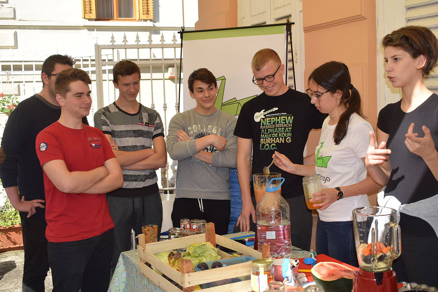 Volonteri raznih nacija i generacija smoothali za Međunarodni dan biološke raznolikosti