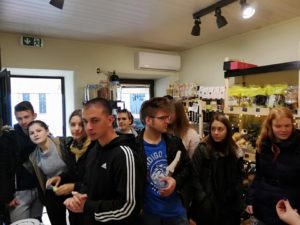 Maturanti Gimnazije Andrije Mohorovičića posjetili vološćansku trgovinu eko hrane