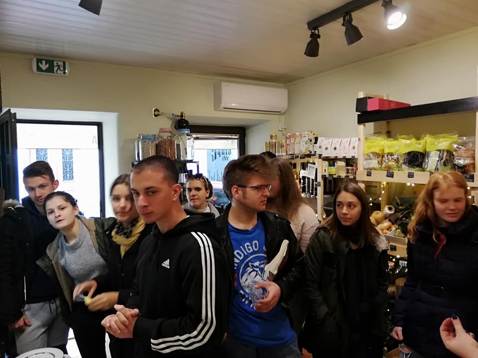 Maturanti Gimnazije Andrije Mohorovičića posjetili vološćansku trgovinu eko hrane