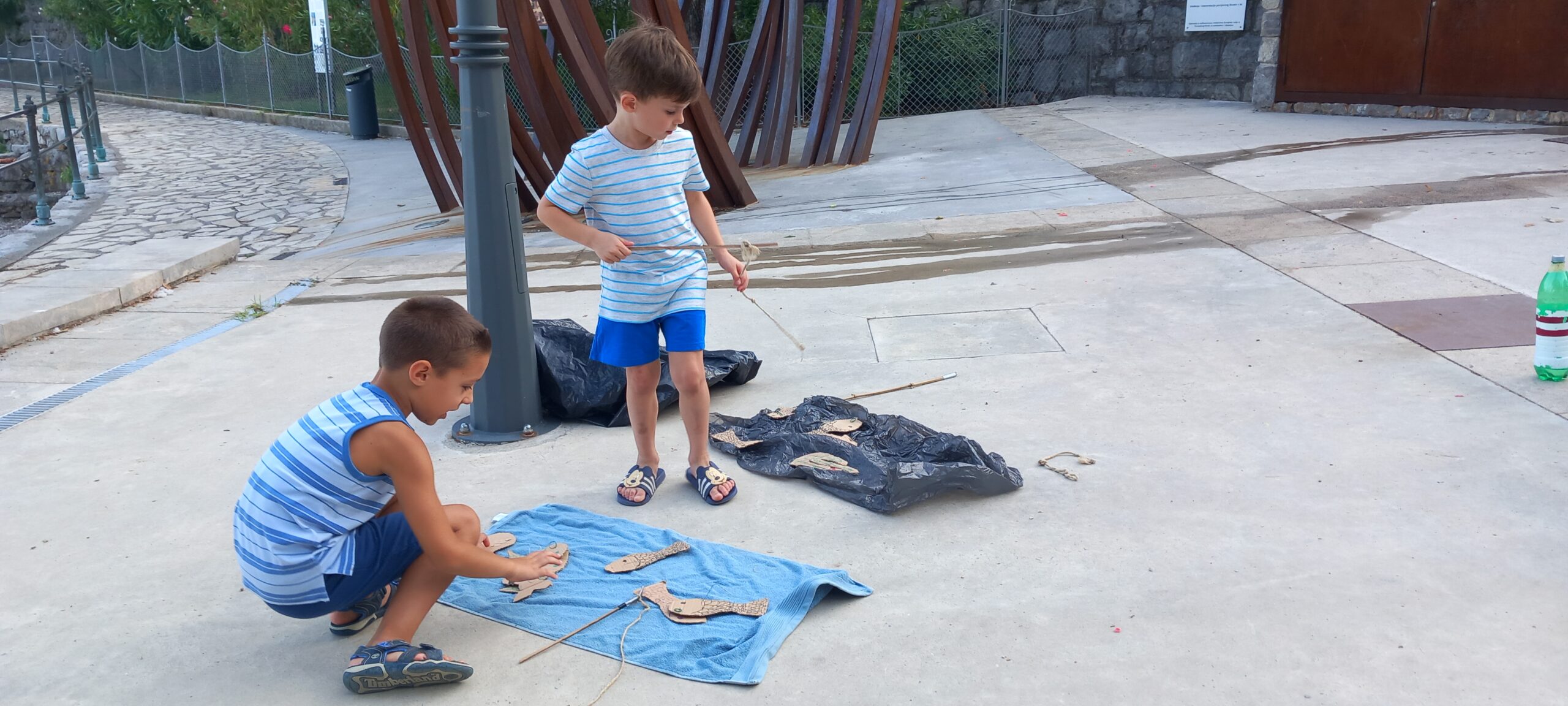 Žmergo u društvu djece na festivalu IkOpriča 2025.